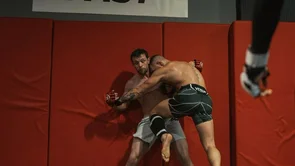 Conor McGregor objavio kako trenira s ozlijeđenom nogom: "Svi vi ste poput curica, ja sam od čelika!"